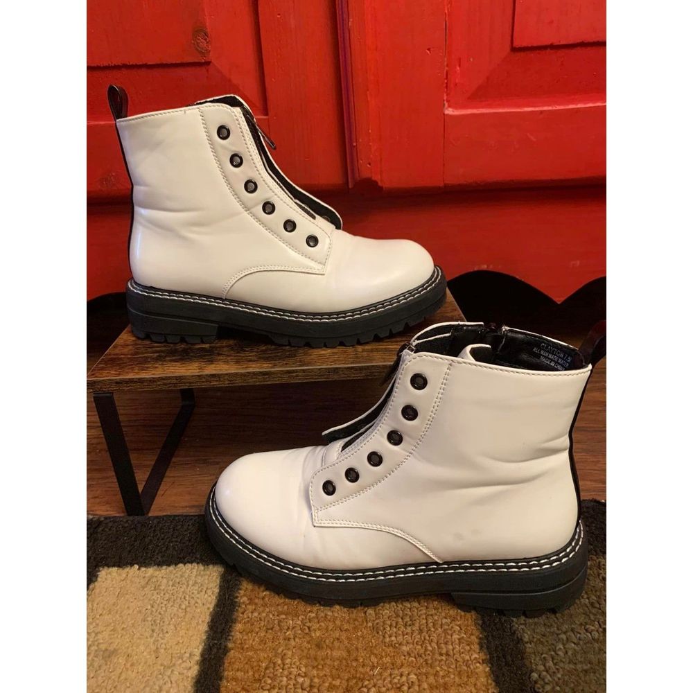 Cushionaire 7.5 Clayton Front Zipper Combat Boot White Patent Vegan Leather EUC